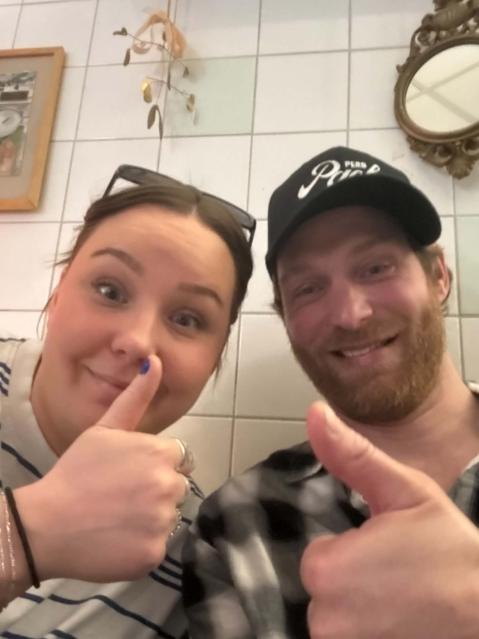 Tummen upp på toaletten
