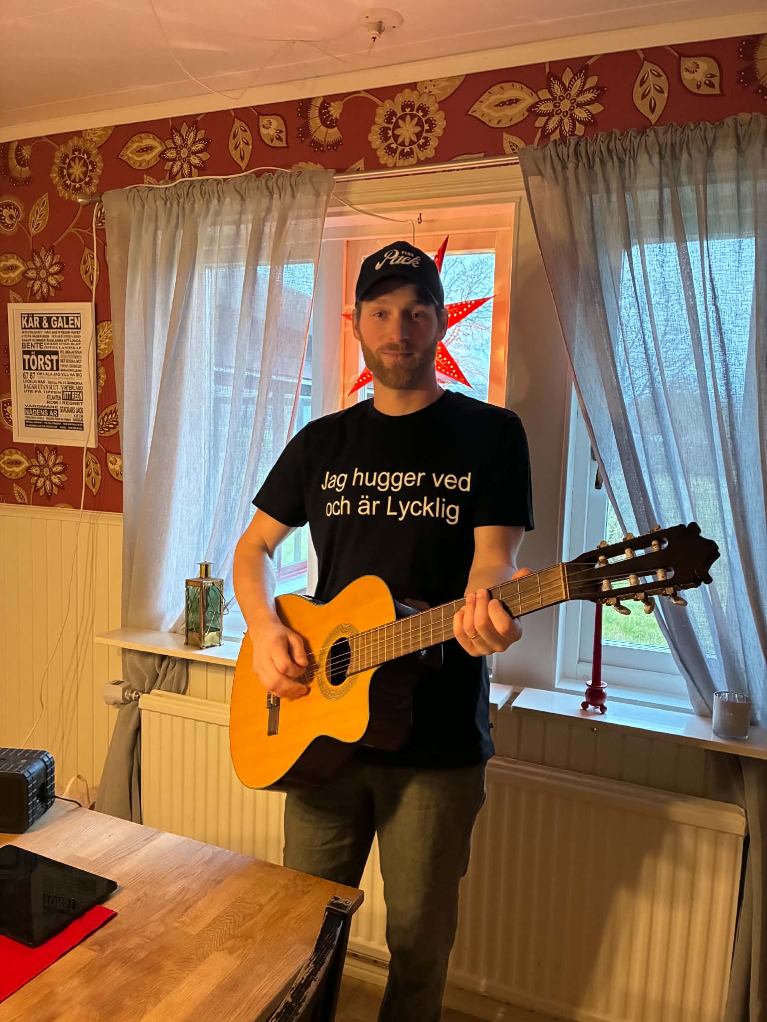 Hemmarep med akustisk gitarr